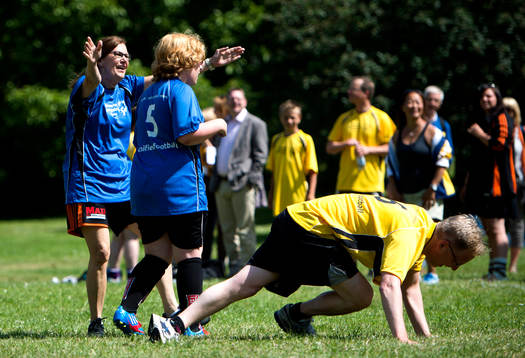 Politiker spelar en match i fotboll
