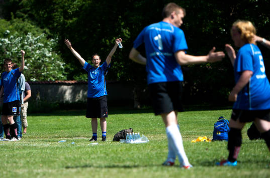 Politiker spelar en match i fotboll
