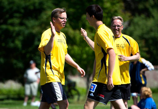 Mikael Damberg och andra politiker spelar en match i fotboll