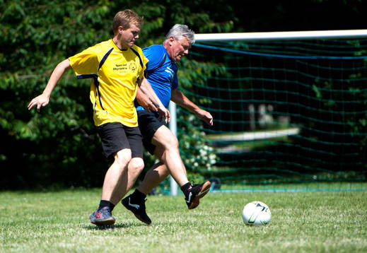 Gustav Fridolin och Lars Ohly är med och  spelar en match