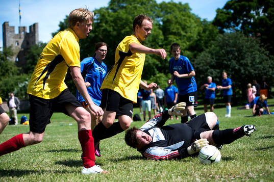 Politiker spelar en match i fotboll