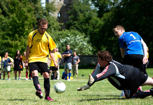Politiker spelar en match i fotboll