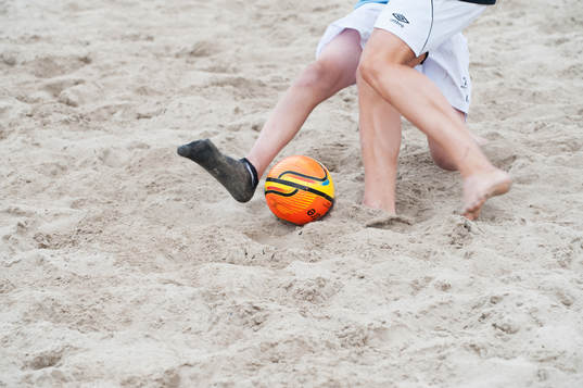 Sand, beachsoccerplan, boll, fot, fötter, närkamp,