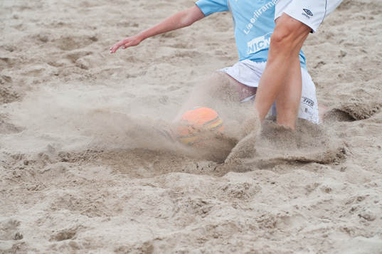 Sand, beachsoccerplan, boll, fot, fötter, närkamp,