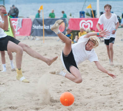 Sand, beachsoccerplan, boll, fot, fötter, närkamp,