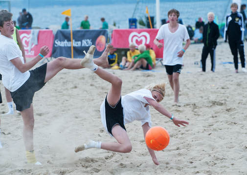 Sand, beachsoccerplan, boll, fot, fötter, närkamp,