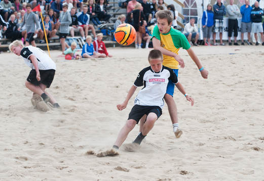 Sand, beachsoccerplan, boll, fot, fötter, närkamp