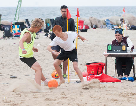 Sand, beachsoccerplan, boll, fot, fötter, närkamp, fint,