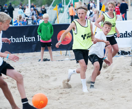 Sand, beachsoccerplan, boll, fot, fötter, närkamp