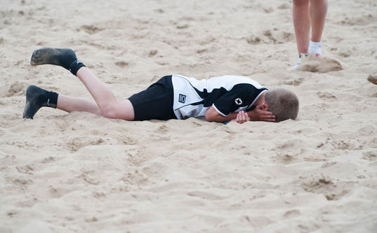 Sand, beachsoccerplan, skada, skadad spelare