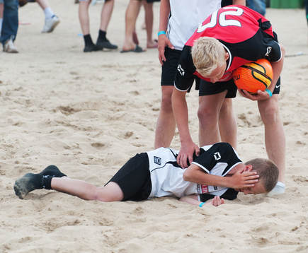 Sand, beachsoccerplan, skada, skadad spelare, fair play