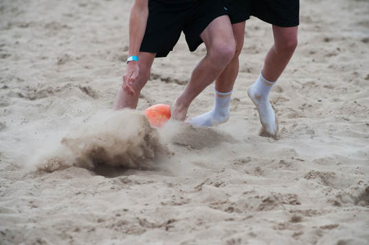 Sand, beachsoccerplan, fot, fötter, boll, strumpor