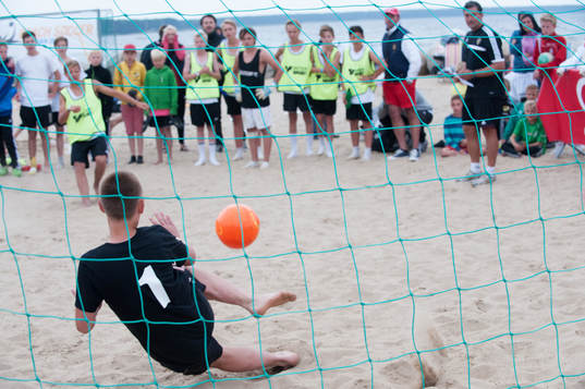 Sand, beachsoccerplan, målvaktsräddning, Theo Ekström,