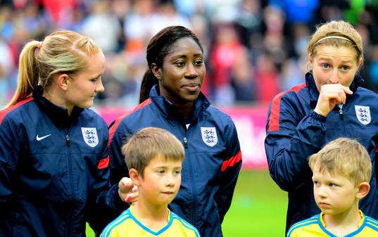 Englands Anita Asante innan träningslandskampen mellan