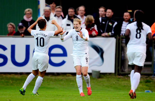 Englands Ellen White gör 0-1 och gratuleras av Englands