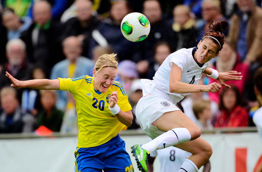 Sveriges Marie Hammarström duellerar med Englands Fara