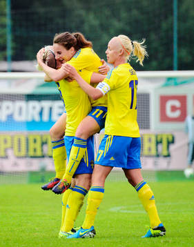 Sveriges Antonia Göransson gör 1-1 och kramas om av Nilla
