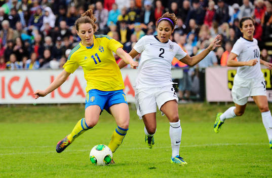 Sveriges Antonia Göransson gör 1-1 framför Englands Alex