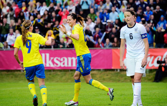 Sveriges Lotta Schelin gör 2-1 och gratuleras av Kosovare