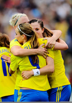 Sveriges Nilla Fischer och Kosovare Asllani kramar om