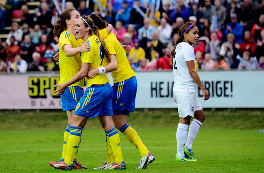 Sveriges Antonia Göransson och Kosovare Asllani kramar om