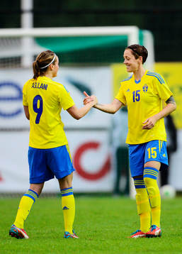 Sveriges Kosovare Asllani tar i hand med inbytta Therese