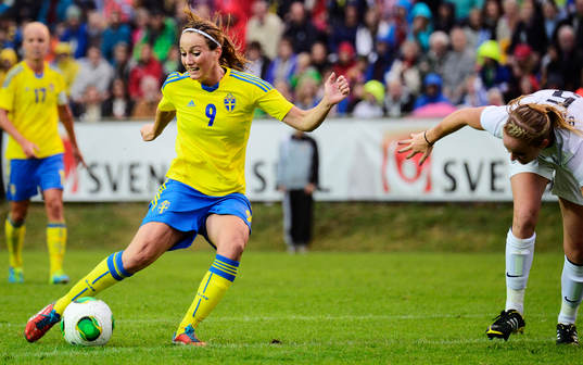 Sveriges Kosovare Asllani skjuter