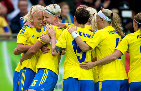 Sveriges Caroline Seger och Nilla Fischer firar