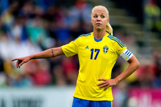 Sveriges Caroline Seger gestikulerar