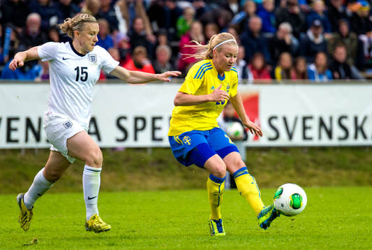 Englands Laura Bassett jagar