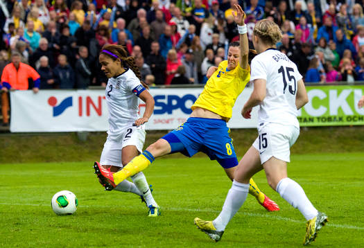 Sveriges Lotta Schelin (m) sträcker sig