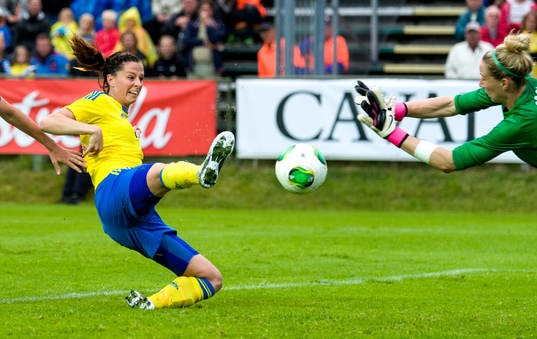 Sveriges Lotta Schelin gör 2-1
