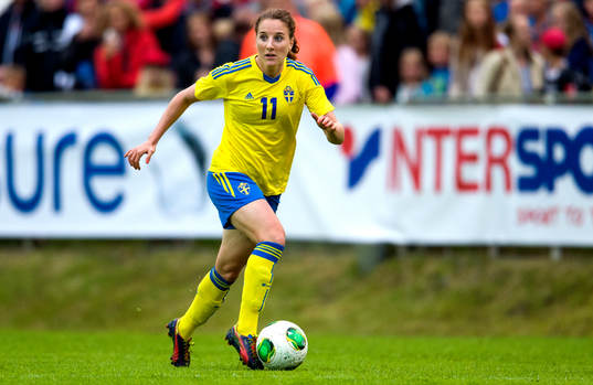 Sveriges Antonia Göransson med bollen