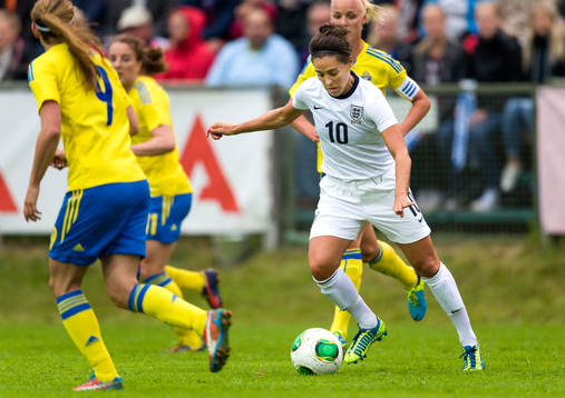 Englands Fara Williams med bollen