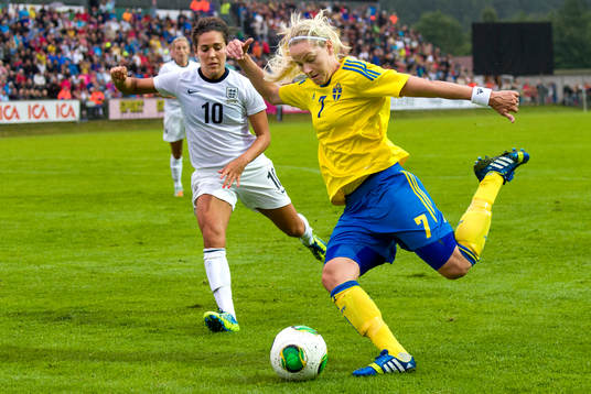 Sveriges Lisa Dahlkvist (h) laddar för skott framför