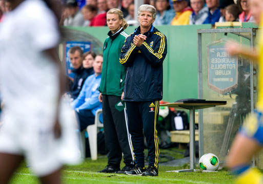 Sveriges förbundskapten Pia Sundhage klappar ihop händerna