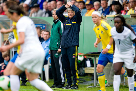 Sveriges förbundskapten Pia Sundhage tar sig för huvudet