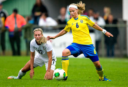 Englands Toni Duggan förlorar en närkamp med Sveriges