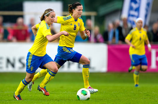 Sveriges Kosovare Asllani och Lotta Schelin