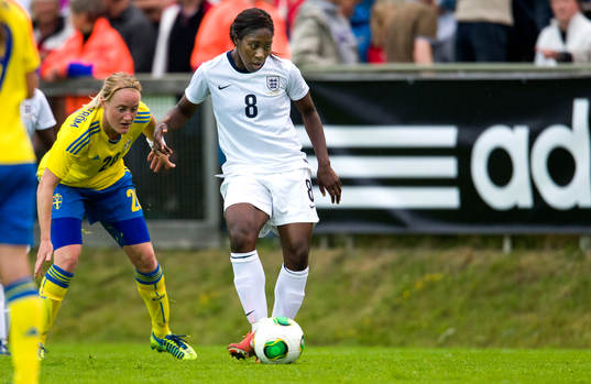 Englands Anita Asante passar bollen