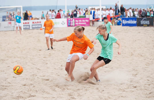 Sand, fotboll, närkamp, havsmiljö, tjejer