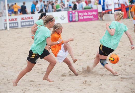 Sand, fotboll, närkamp, havsmiljö, tjejer