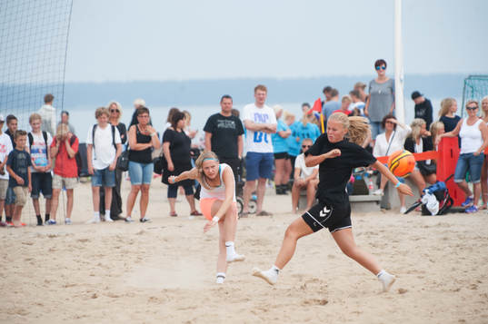 Sand, fotboll, närkamp, havsmiljö, tjejer
