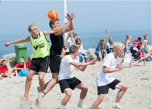 Sand, fotboll, närkamp, havsmiljö, målvakt, höjdduell
