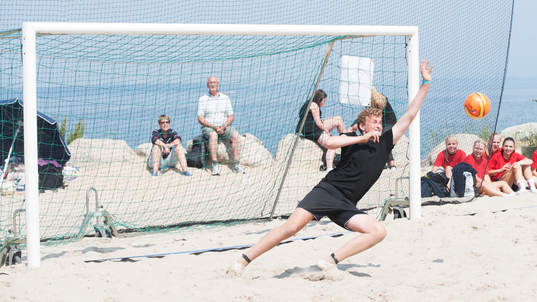 Sand, fotboll, närkamp, havsmiljö, målvaktsräddning,