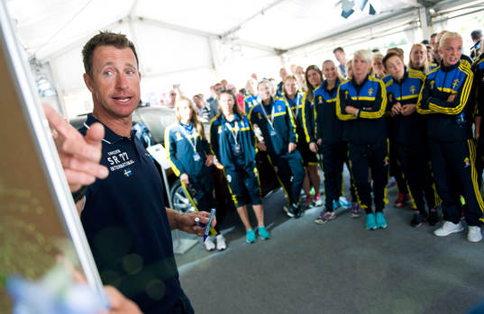 Fredrik Lööf instruerar laget i segling