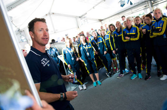 Fredrik Lööf instruerar laget i segling