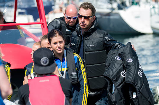 Fredrik Lööf ser till att alla får flytvästar