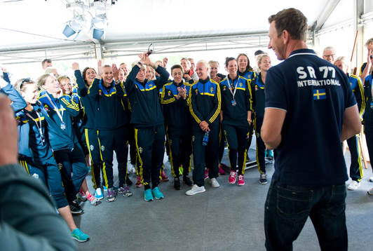 Fredrik Lööf instruerar laget i segling