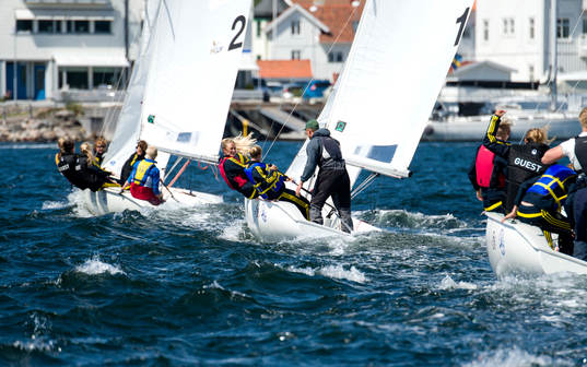 Damlandslaget provar på segling